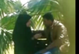 فتاة عربية في العام مص handjob أن تأخذ على دبلوم من العربية